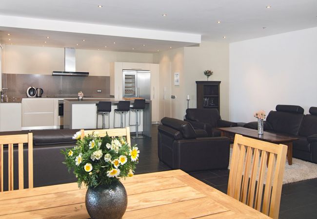 Offene Küche im Wohnzimmer Offene und moderne Küche im Wohnzimmer von Casa Aurora