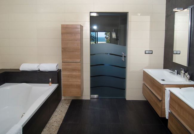 Badezimmer mit Badewanne Badezimmer mit Badewanne und zwei separaten Waschbecken in Casa Aurora