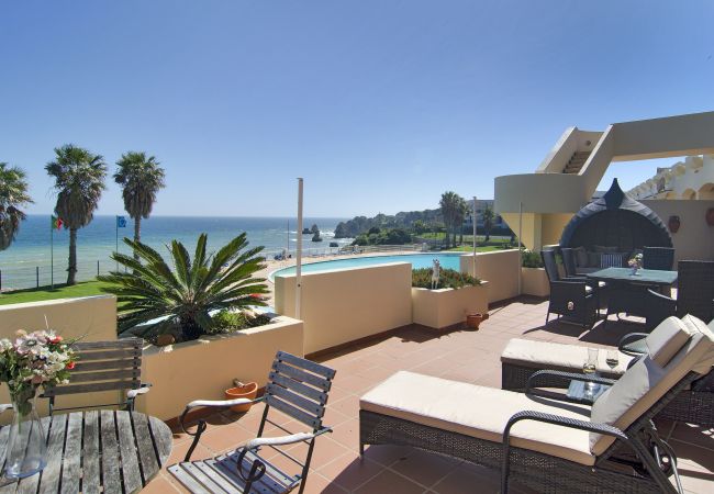 Zwei Sonnenliegen auf der Terrasse mit Blick auf den Pool Zwei Sonnenliegen neben dem Esstisch auf der Terrasse von Casa Aurora mit Blick auf das Meer und den Pool von Iberlagos