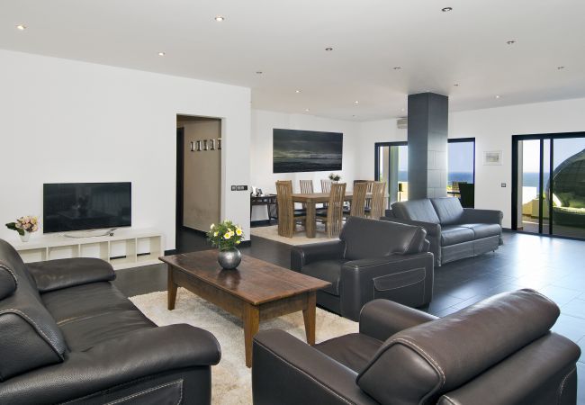 großes Wohnzimmer großes Wohnzimmer in Casa Aurora mit gemütlicher Sitzgruppe vor dem Fernseher und einem großen Esstisch