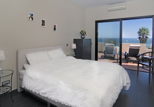 Schlafzimmer mit Doppelbett und Meerblick Schlafzimmer in Casa Aurora mit Doppelbett und Meerblick