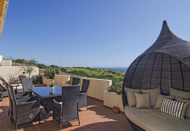 Terrasse mit Esstisch und Strandkorb Terrasse von Casa Aurora mit Esstisch und Strandkorb