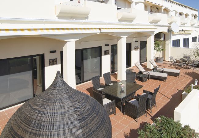 Große Terrasse Große Terrasse von Casa Aurora mit Strandkorb, Tischen und Stühlen sowie zwei Sonnenliegen