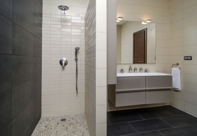 Geflieste Dusche Geflieste Dusche neben den beiden Waschbecken im modernen Badezimmer von Casa Aurora