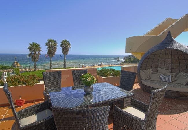 Esstisch auf der Terrasse Esstisch für sechs Personen auf der Terrasse von Casa Aurora mit Blick aufs Meer und den Pool