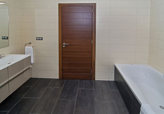 Badezimmer mit Badewanne Modernes Badezimmer mit zwei Waschbecken und einer Badewanne in Casa Aurora