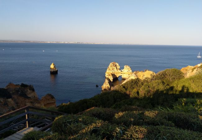 Praia Don Camilo Zugang zu Praia Don Camilo und sonnenbestrahlte Felsen bei Nachmittagssonne