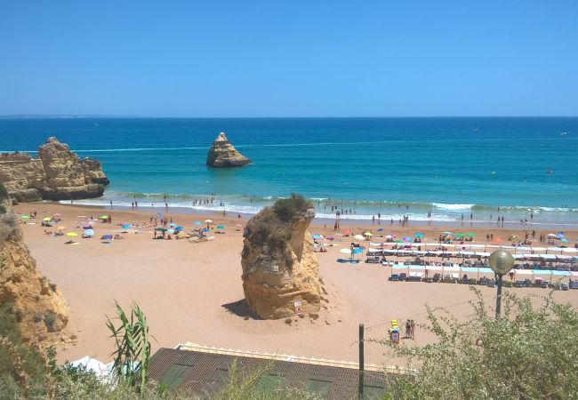 Praia Dona Ana im Sommer Praia Dona Ana im Sommer