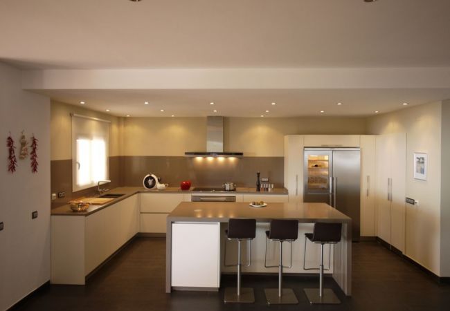 Moderne Küche mit Weinkühler Moderne Küche mit Weinkühler in Casa Aurora