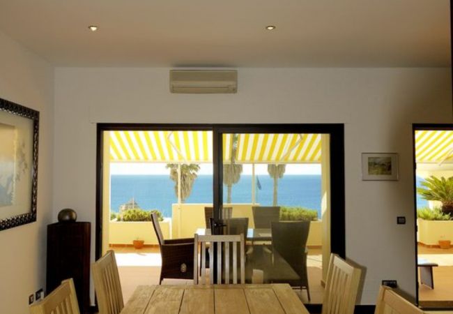 Esstisch mit Blick aufs Meer Rustikaler Esstisch in Casa Aurora mit Blick auf den Atlantik