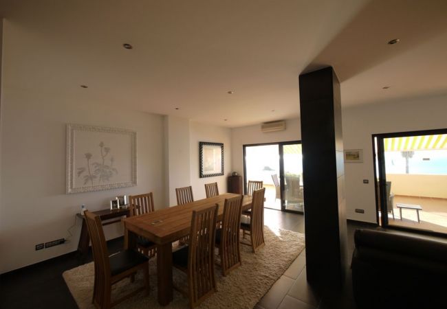 Esstisch Esstisch im Wohnzimmer von Casa Aurora mit Blick auf die Terrasse und das Meer