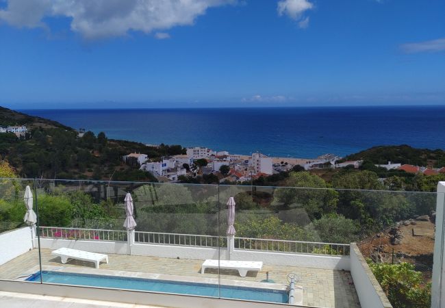 Traumhafter Meerblick von Villa Katiya auf das strahlend blaue Meer sowie den Strand und und den Ortskern Salemas