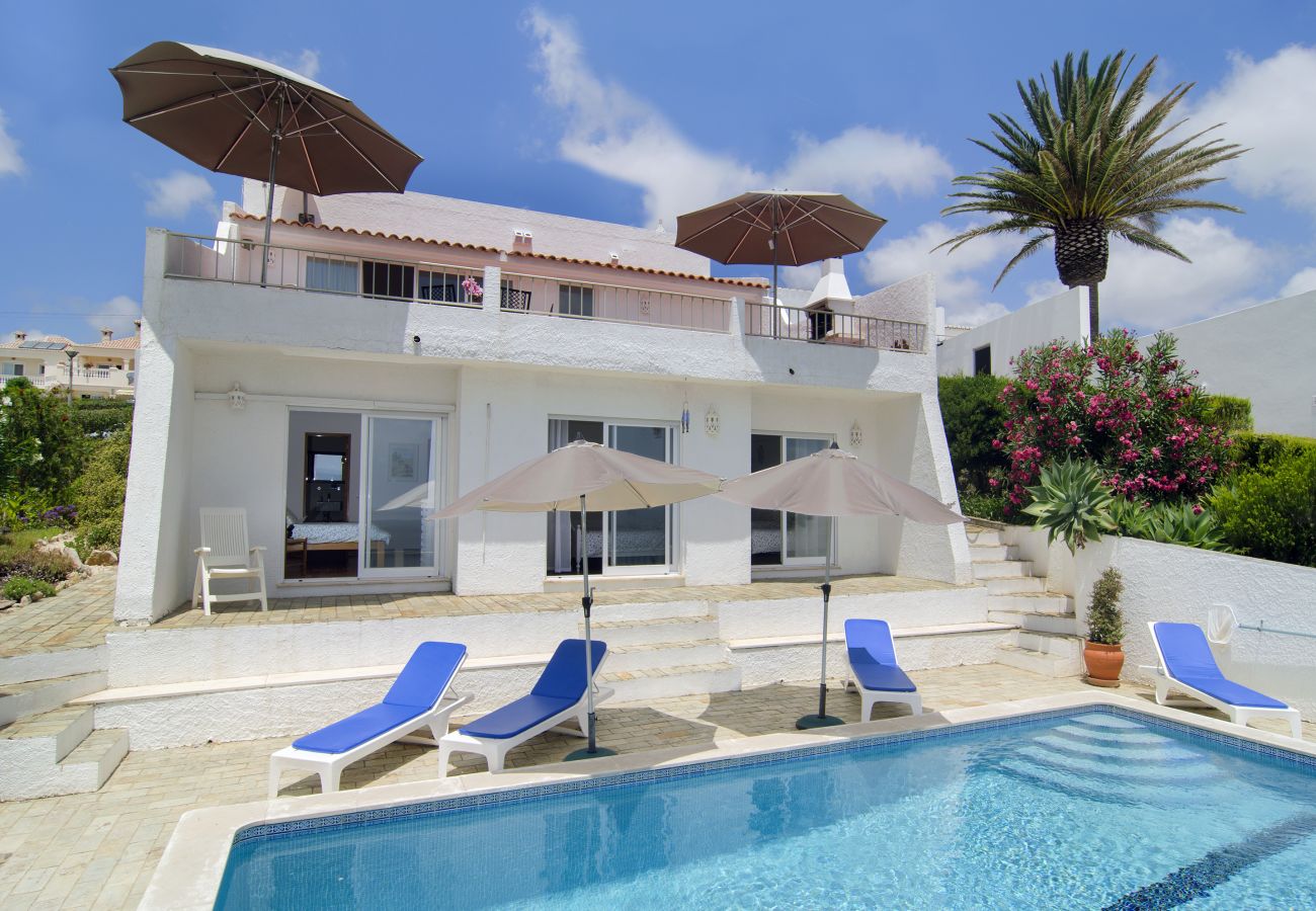 Blick von der Poolterrasse auf die Villa Katiya Blick von der Poolterrasse auf die Villa Katiya mit drei Schlafzimmern im Erdgeschoss und direktem Zugang zum Pool