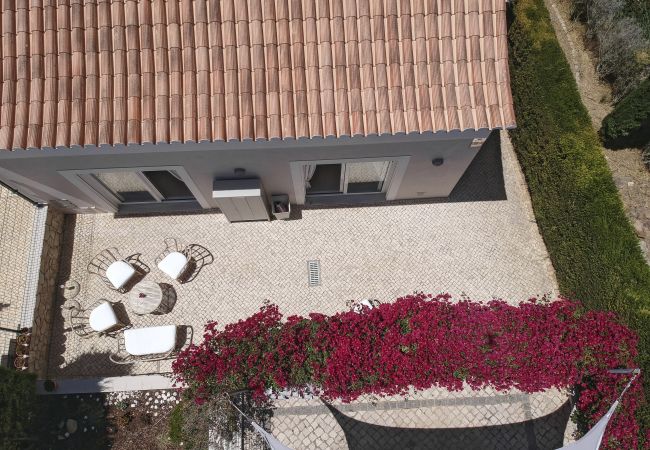 Kleine Terrasse zwischen Stellplatz und Villa Drohnenaufnahme der kleinen Terrasse mit Sitzgruppe zwischen Villa Salemar und dem überdachten Stellplatz