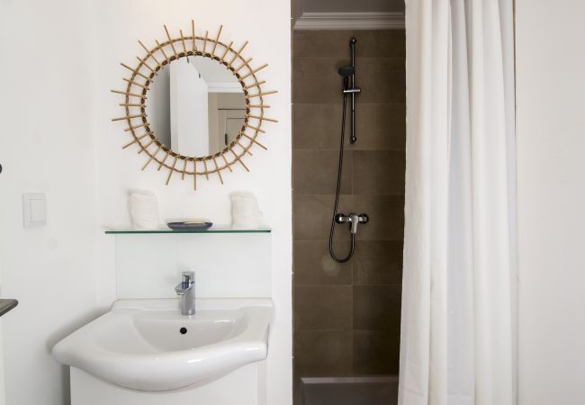 Badezimmer mit Dusche Helles Badezimmer mit Dusche und Waschbecken in Villa Salemar