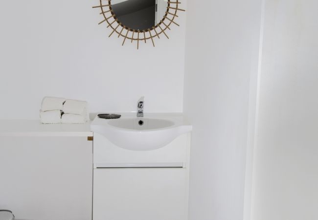 Badezimmer ohne Dusche Weißes Badezimmer in Villa Salemar mit Waschbecken und WC