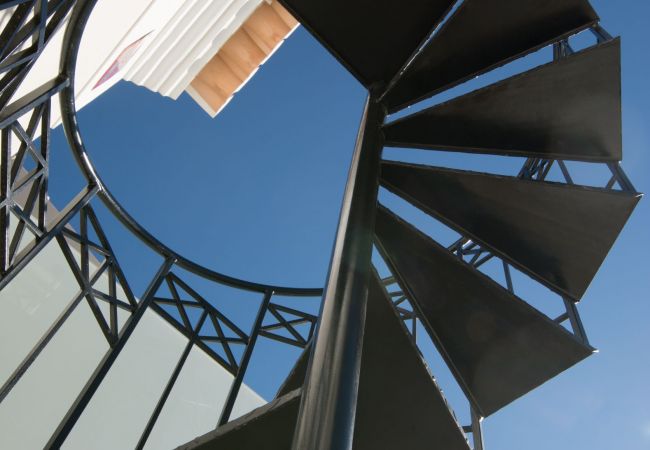 Wendeltreppe außen Schwarze Wendeltreppe außen in Villa Salemar