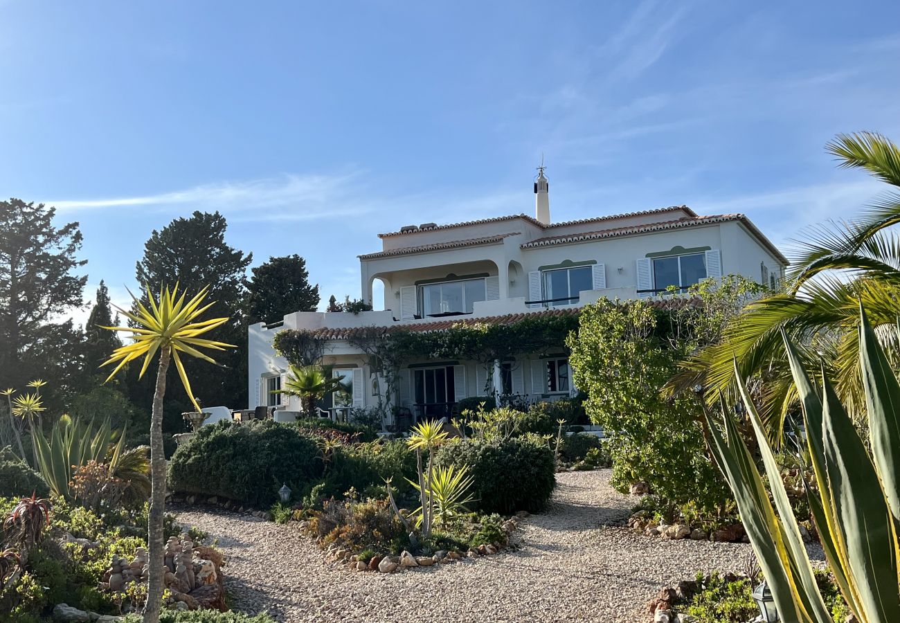 Gepflegter und von Wegen durchzogener mediterraner Garten Anwesen Casa Galo Verde mit verschiedenen Ferienwohnungen und ein gepflegter Garten
