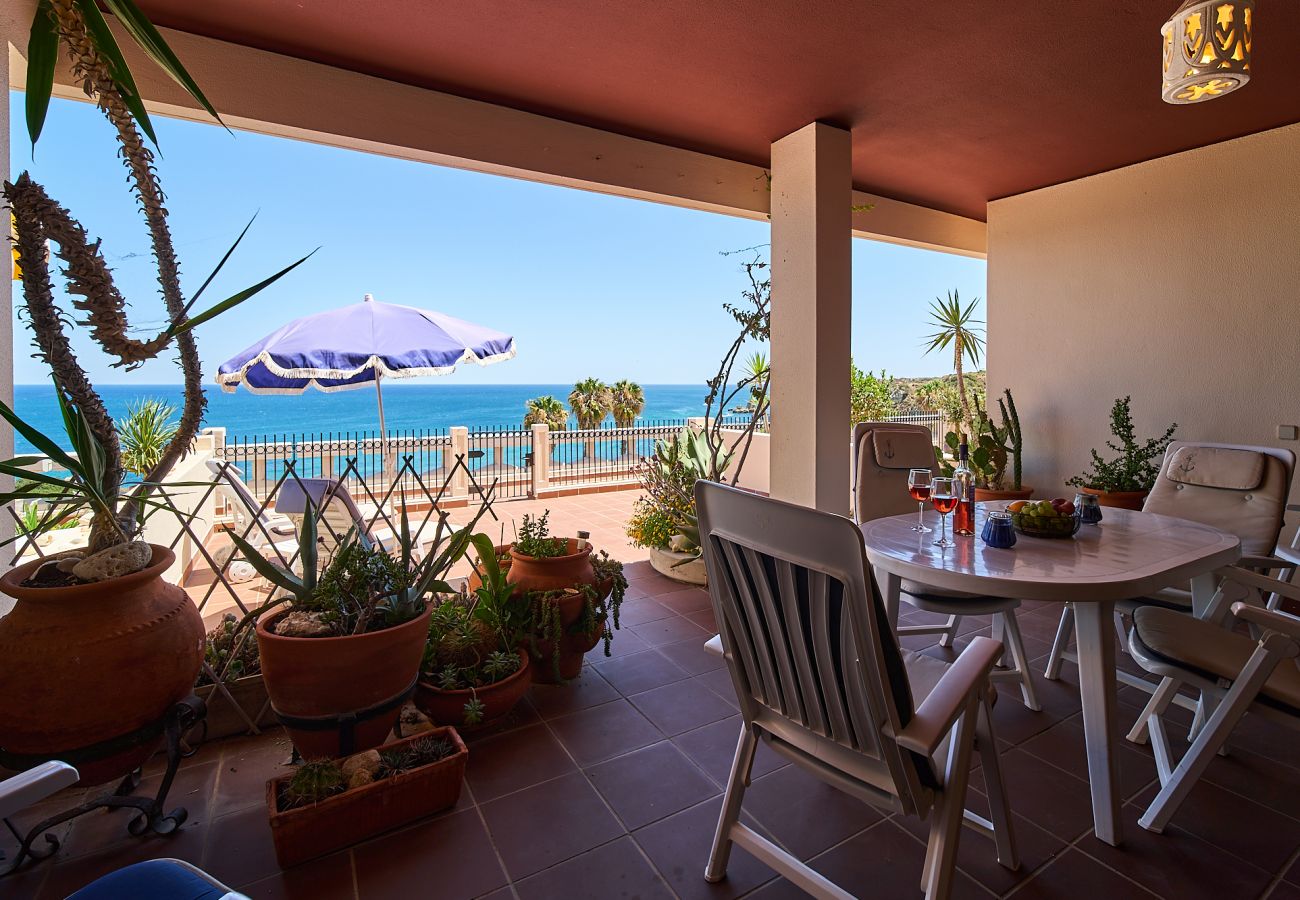 Terrasse mit Sonnenliegen und Meerblick Terrasse von Casa Oystra mit Sonnenliegen und Meerblick