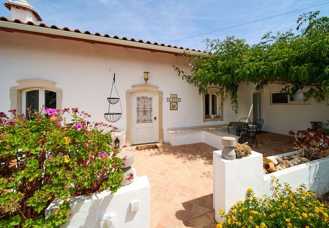 Eingangsbereich mit seitlichen Terrassen Großzügiger Eingangsbereich von Casa Palmeira mit Tisch im Schatten auf den seitlichen Terrassen