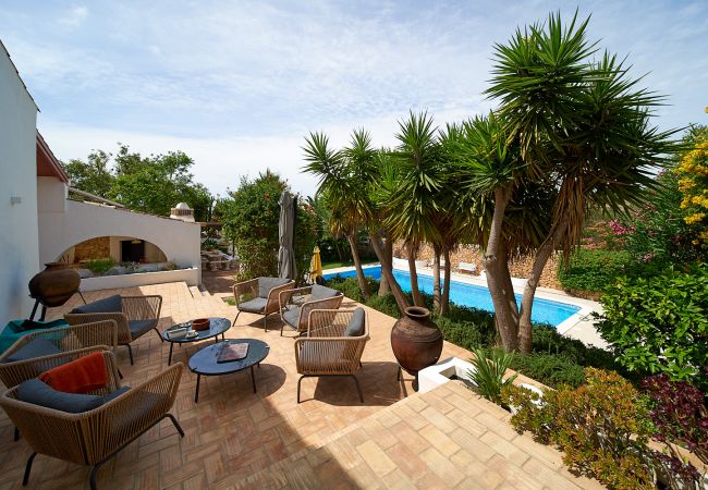 Außenbereich mit Terrassen und Pool Terrassenbereich von Casa Palmeira mit Kaffeetisch und gemütlichen Sesseln überhalb des Poolbereichs