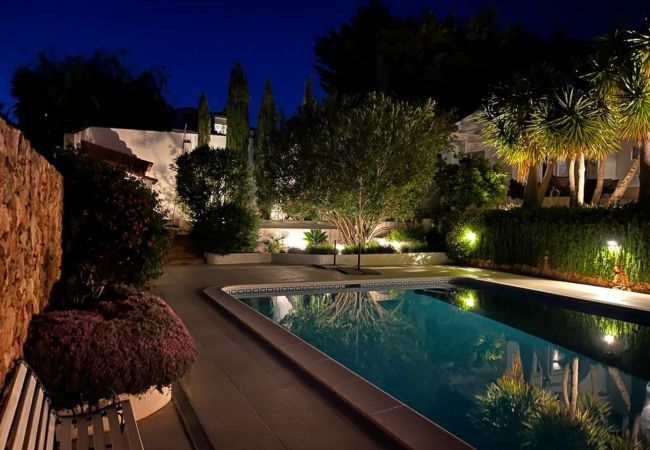 Beleuchteter Poolbereich bei Nacht Beleuchteter Poolbereich von Casa Palmeira bei Nacht