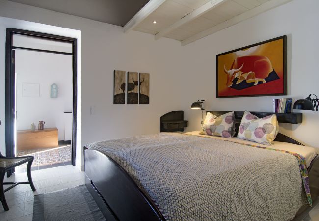Schlafzimmer mit großem Doppelbett Schlafzimmer mit großem Doppelbett in Casa Palmeira