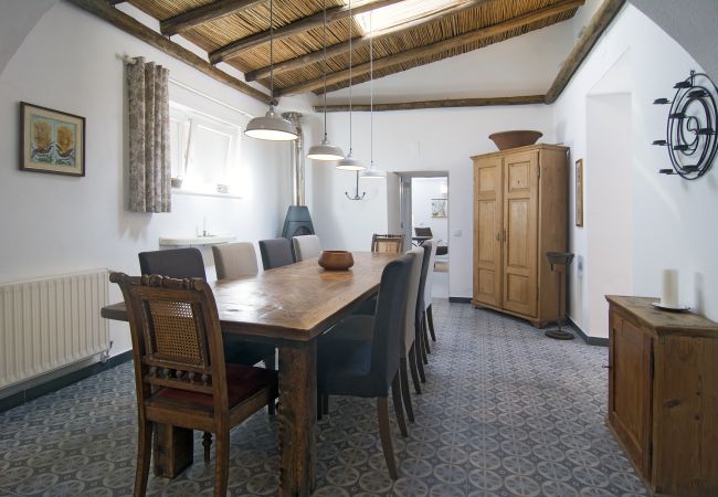 Esszimmer mit riesigem Holztisch und Kamin Esszimmer mit riesigem Holztisch und Kamin in Casa Palmeira