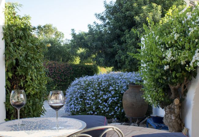 Zwei Weingläser im Garten Zwei Weingläser auf einem Tisch an Casa Palmeira mit Blick in den Garten