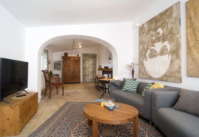 TV-Bereich TV-Bereich mit zwei gemütlichen Sofas und Flachbildfernseher im Wohnzimmer von Casa Palmeira