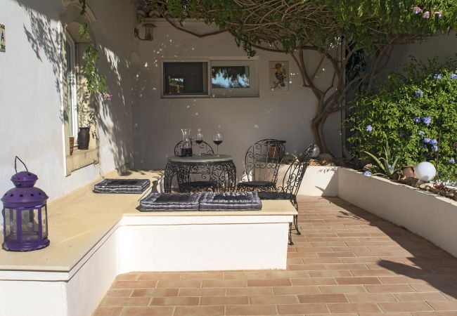 Terrasse neben der Eingangstür Terrasse neben der Eingangstür von Casa Palmeira mit gemauerter Sitzbank und Tisch