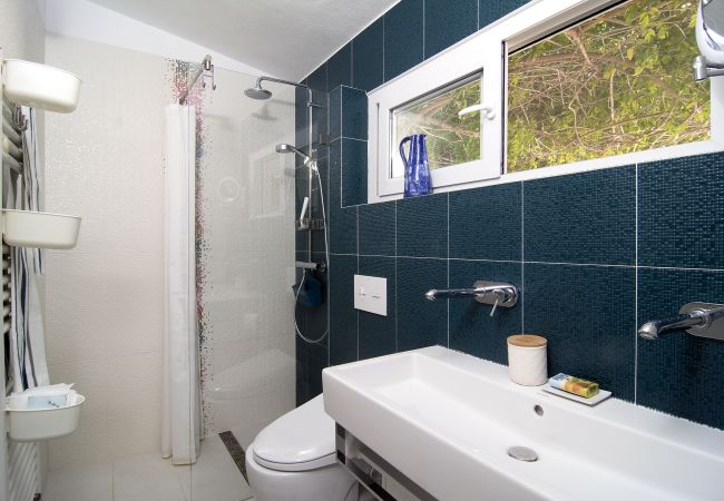 Türkis gefliestes Badezimmer mit Dusche Türkis gefliestes Badezimmer in Casa Palmeira mit Dusche, WC und großem Doppelwaschbecken