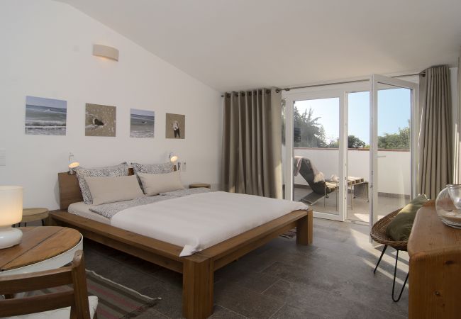 Großes Schlafzimmer mit Doppelbett   großes Schlafzimmer mit riesigem Doppelbett und privater Terrasse in Casa Palmeira