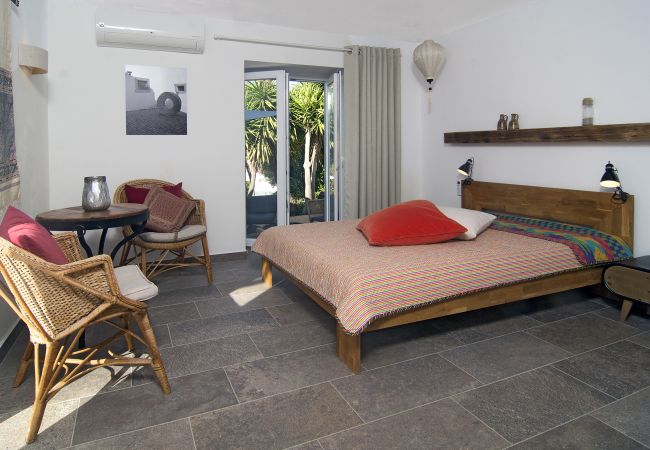 Schlafzimmer mit Doppelbett und Klima-Anlage Klimatisiertes Schlafzimmer mit Doppelbett in Casa Palmeira und direktem Zugang zu Terrasse und Pool