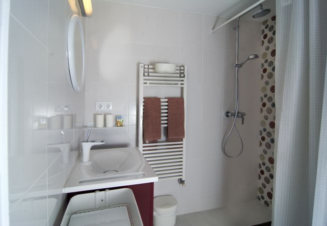 Bad mit Dusche und separatem WC Badezimmer mit Dusche und Waschbecken, separater Toilette im Kinderschlafzimmer von Casa Palmeira