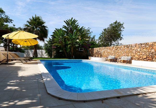 Pool mit Terrasse im Garten privater Pool von Casa Palmeira mit Sonnenliegen und Sonnenschirm auf der angrenzenden Terrasse