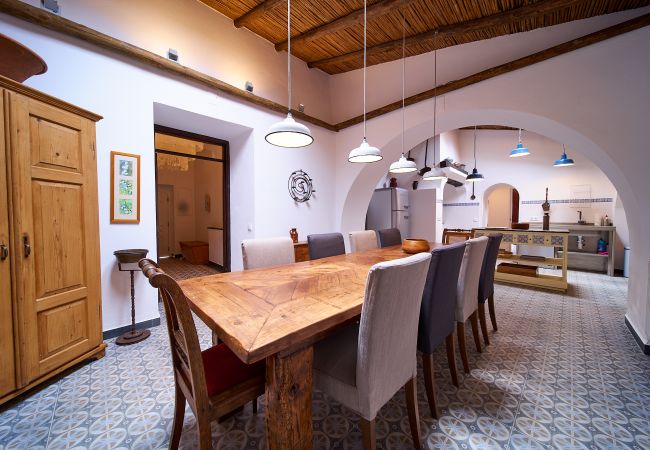 Rustikaler Holztisch für 10 Personen Rustikaler massiver Holztisch für zehn Personen in Casa Palmeira’s Esszimmer mit angrenzender Küche