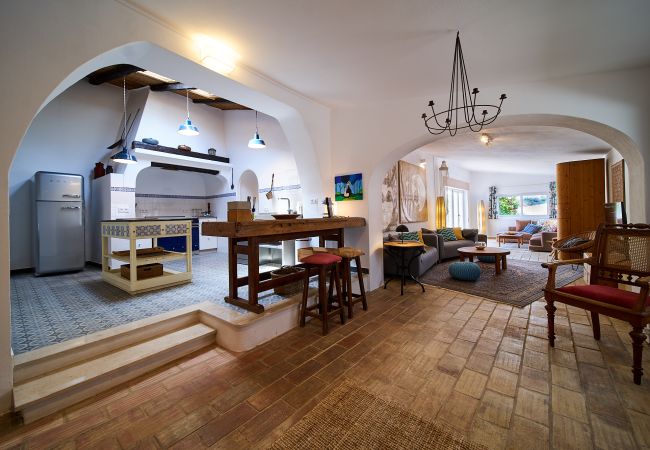 Zwei Stufen führen von der Küche in das gemütliche Wohnzimmer In Casa Palmeira füreh zwei Stufen in das Wohnzimmer