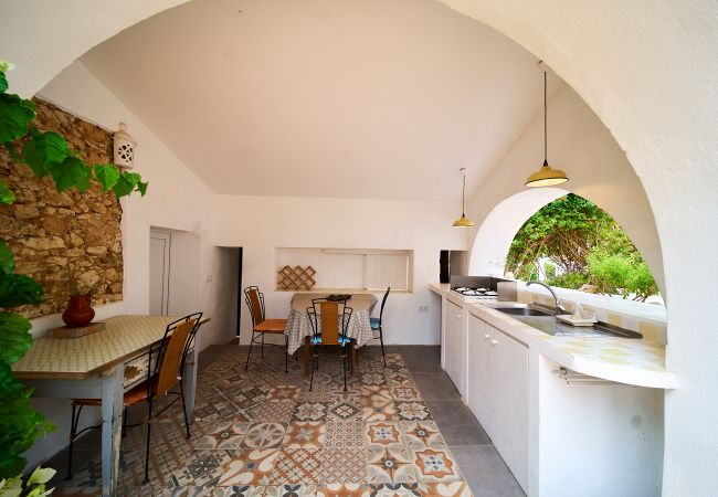 Außenküche in Casa Palmeira mit Gasherd, Waschbecken und Tischen  Überdachte Aussenküche