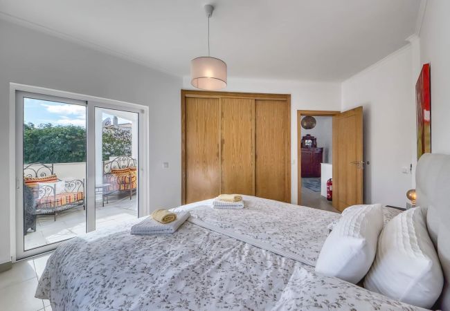Villa in Portimão - Villa Larissa, gediegene private Villa, 4 Schlafzimmer, auf dem Land von Portimão, privater Pool Villa in Portimão - Villa Larissa, gediegene private Villa, 4 Schlafzimmer, auf dem Land von Portimão, privater Pool