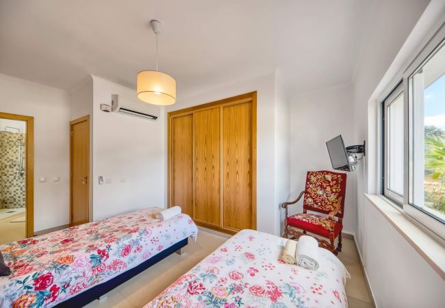 Villa in Portimão - Villa Larissa, gediegene private Villa, 4 Schlafzimmer, auf dem Land von Portimão, privater Pool Villa in Portimão - Villa Larissa, gediegene private Villa, 4 Schlafzimmer, auf dem Land von Portimão, privater Pool