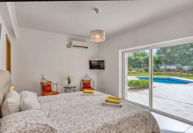Villa in Portimão - Villa Larissa, gediegene private Villa, 4 Schlafzimmer, auf dem Land von Portimão, privater Pool Villa in Portimão - Villa Larissa, gediegene private Villa, 4 Schlafzimmer, auf dem Land von Portimão, privater Pool