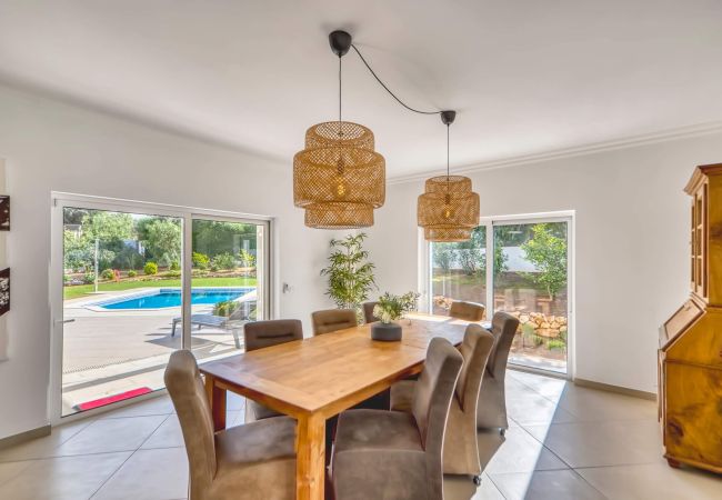 Villa in Portimão - Villa Larissa, gediegene private Villa, 4 Schlafzimmer, auf dem Land von Portimão, privater Pool Villa in Portimão - Villa Larissa, gediegene private Villa, 4 Schlafzimmer, auf dem Land von Portimão, privater Pool