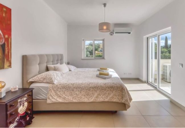Villa in Portimão - Villa Larissa, gediegene private Villa, 4 Schlafzimmer, auf dem Land von Portimão, privater Pool Villa in Portimão - Villa Larissa, gediegene private Villa, 4 Schlafzimmer, auf dem Land von Portimão, privater Pool